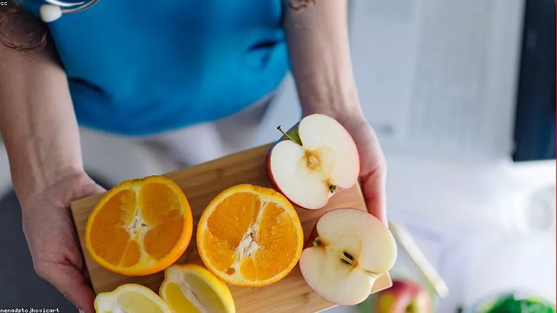 Phân tích y khoa hình ảnh Tại sao uống quá nhiều trà khổ qua gây hạ đường huyết đột ngột